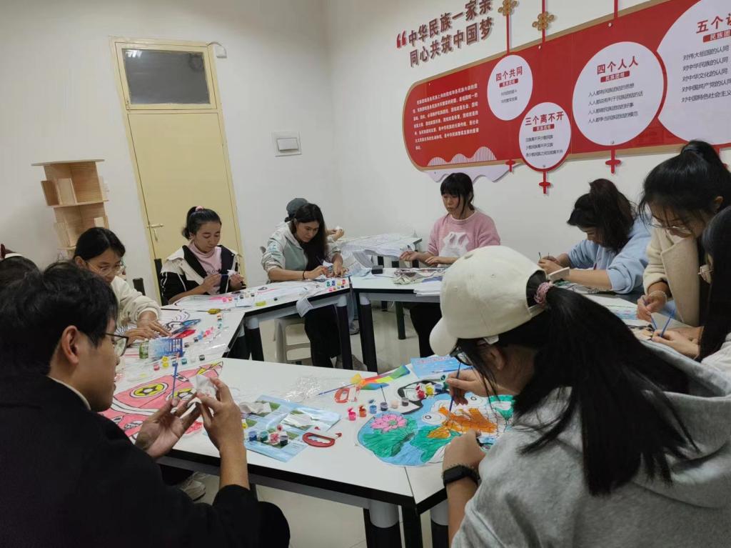 紙鳶舞晴空，藝術(shù)潤社區(qū)——我校“一站式”學(xué)生社區(qū)成功舉辦紙鳶藝術(shù)體驗(yàn)活動